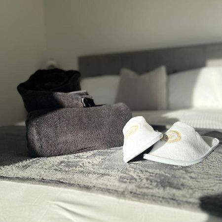 Funky Comfortable Apartments - לייסטר מראה חיצוני תמונה